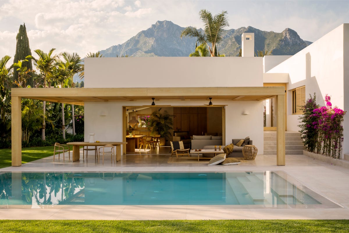 Una casa con piscina a Marbella, in Spagna