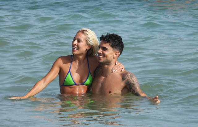 marc bartra y jessica goicoechea, vacaciones juntos en mazagon, huelva