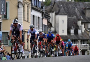 hirschi lidera el grupo de corredores del tour de francia por delante de egan bernal