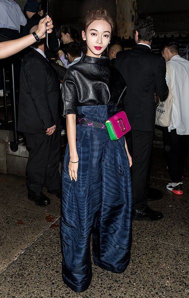 Marc Jacobs 2019 春夏時裝週上，吳謹言以中袖皮革上衣搭配藍色高腰闊褲，整體造型雖少了女人味，卻增添幾分率性玩味。