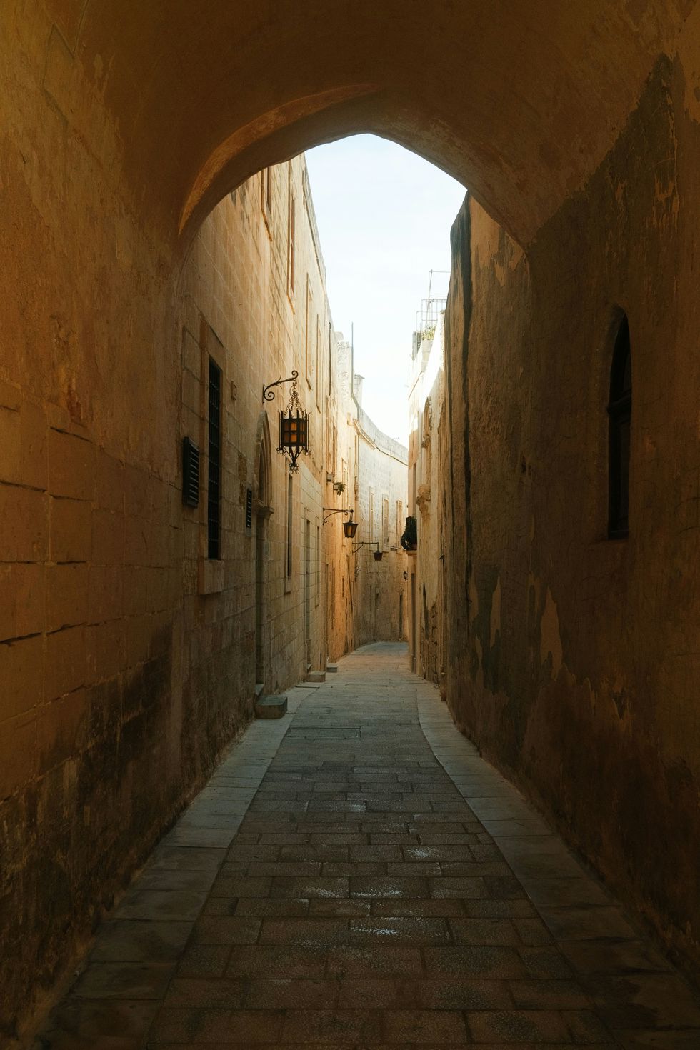 a narrow alley way