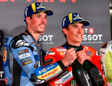 marc marquez y su hermano alex marquez posan juntos tras un torneo de motogp con botellas de champan
