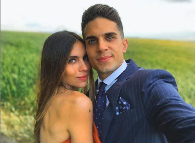 Marc Bartra y Melissa Jiménez