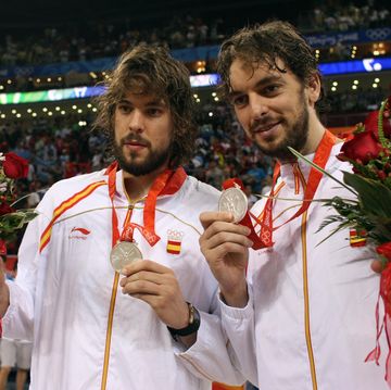 marc y pau gasol muestran su medalla de plata en pekín 2008