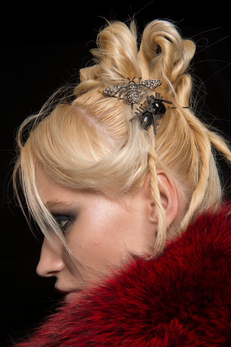 Hair, Hairstyle, Beauty, Chignon, Chin, Blond, Headpiece, Hair accessory, Ear, Long hair, 