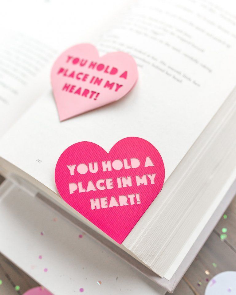 marcalibros diy en cartulina con mensaje y forma de corazon para san valentín