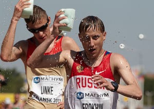 dos competidores en el mundial de marcha atlética en la distancia de 50 kilómetros