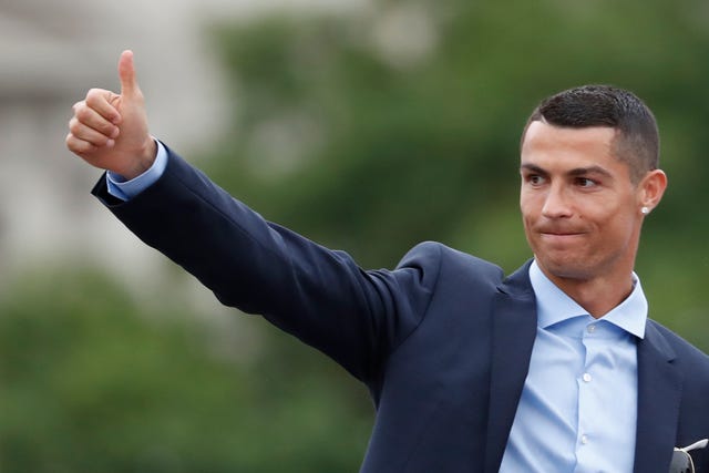 Cristiano Ronaldo saluda a los fans del real madrid tras ganar la décimo tercera copa de europa