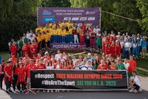 fotografía de los competidores en la carrera de la protesta que han llevado a cabo este sábado en podebrady república checa, antes del campeonato de europa de marcha por equipos, en señal de protesta por la decisión del coi y world athletics de cambiar el programa de los juegos de parís y los rumores de desaparición de los Ángeles 2028 países de diferentes delegaciones, entre ellos españa, portugal, ucrania, francia, alemania, república checa, finlandia y reino unido, posaron en podebrady con una pancarta en la que se leía, en inglés, "respeto, marcha olímpica desde 1908 somos el deporte nos vemos en los Ángeles 2028"