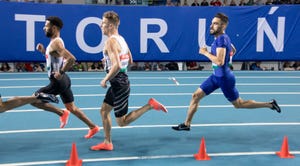 los atletas polacos marcin lewandowski y adam kszczot corren en la pista cubierta de torun 2021