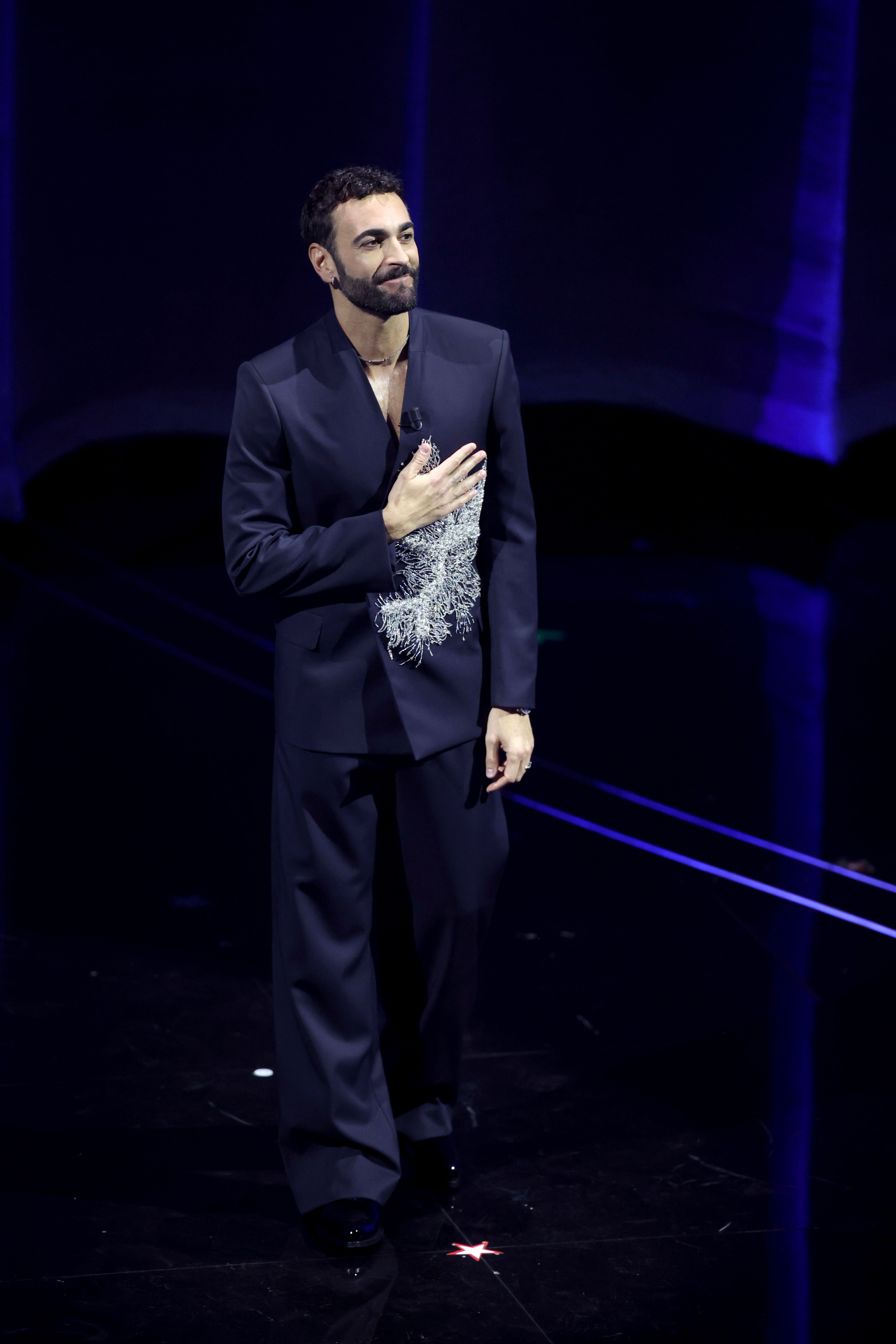 Marco Mengoni a Sanremo 2024, look con collana diamanti Tiffany & Co.