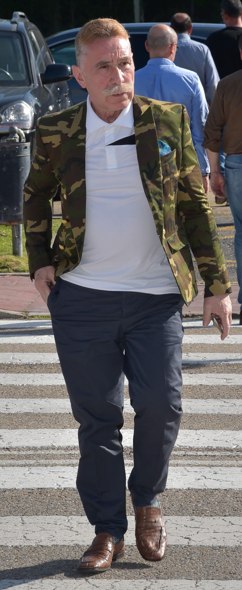 el abogado con una llamativa chaqueta verde