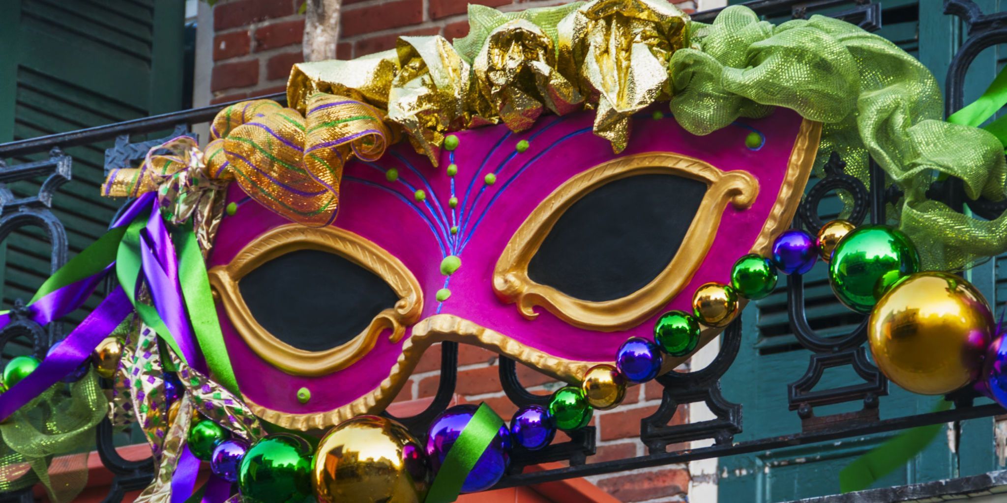 Happy Mardi Gras! Decorate with easy to make crafts - Deeply Southern Home