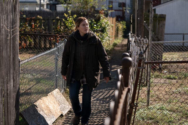 kate winsley anda por una calle en mare of easttown