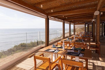 restaurante marea en el beach club atenas playa en chiclana cádiz