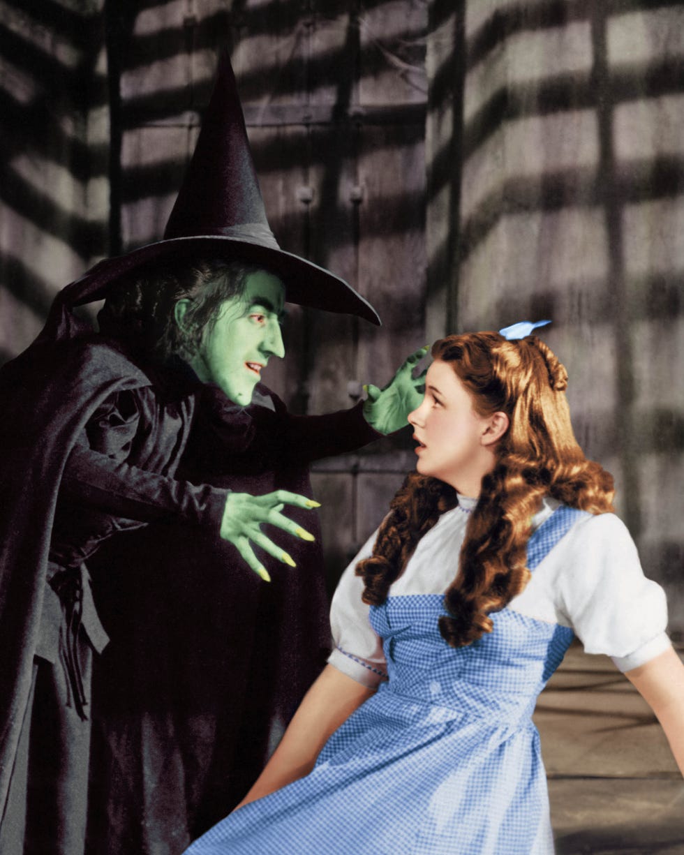 margaret hamilton as the wicked witch and judy garland as dorothy gale in the wizard of oz