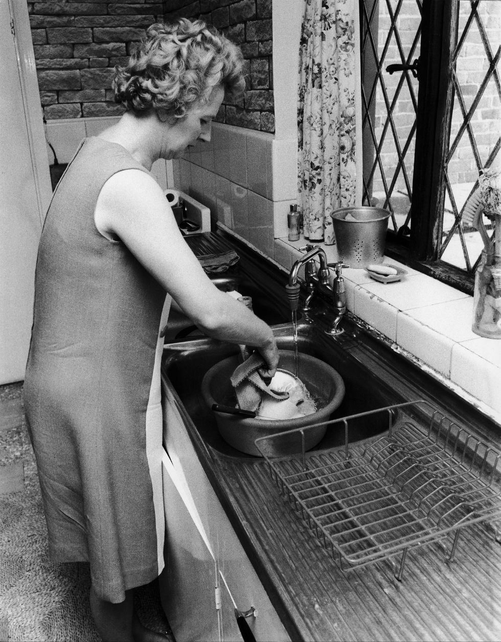 margaret thatcher doing the dishes 1970