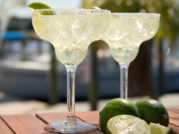 De margarita een Mexicaans brouwsel met wereldwijde faam is zowel op het strand als daarbuiten populair