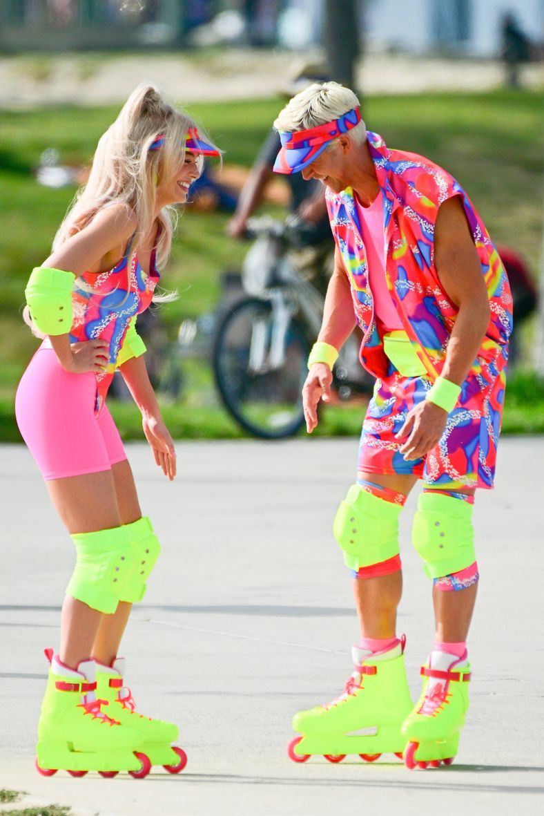 couples halloween costumes margot robbie and ryan gosling as roller skating barbie and ken