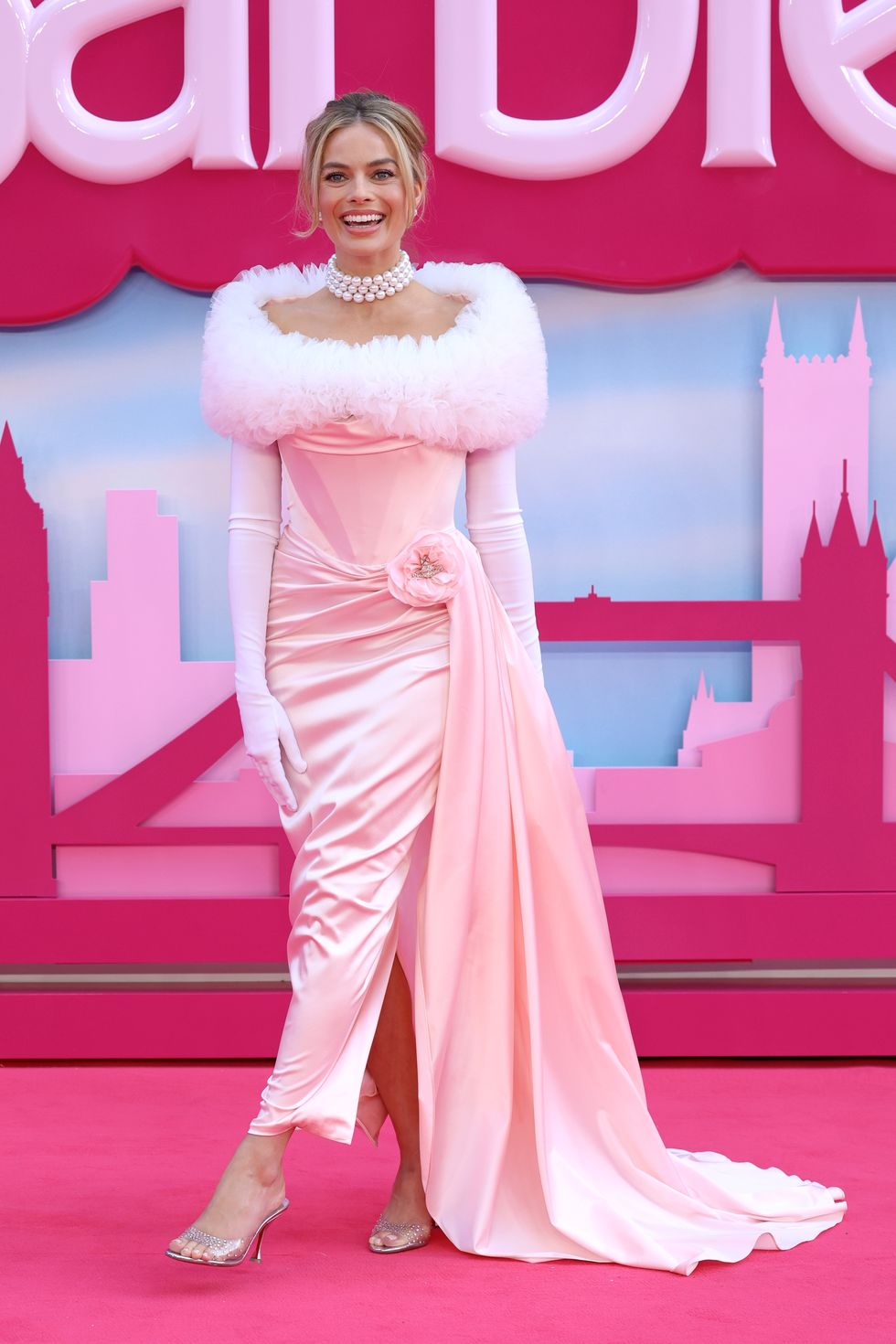 margot robbie barbie premiere london outfit