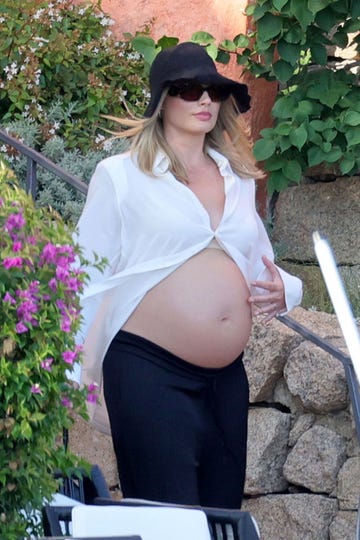 margot robbie showing off her maternity style in sardinia