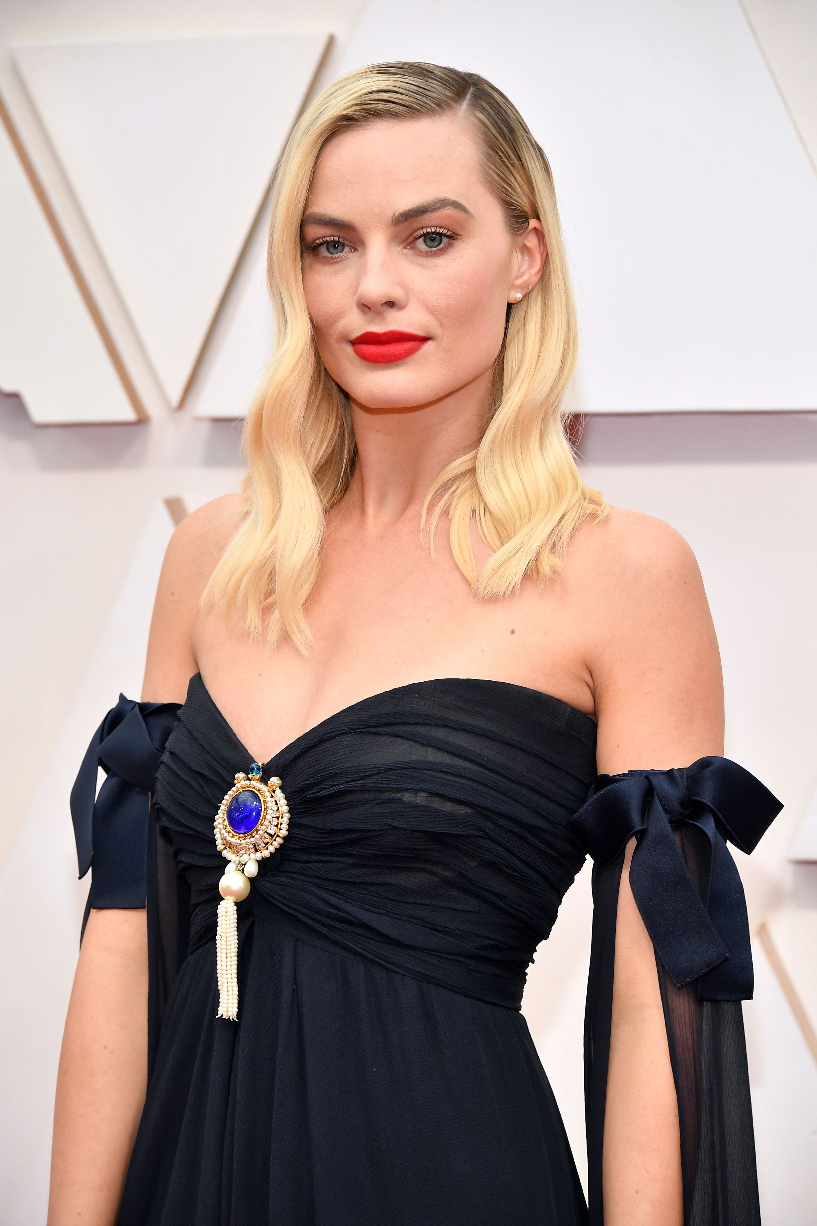 Oscars 2021: Margot Robbie Debuted Chic Bangs