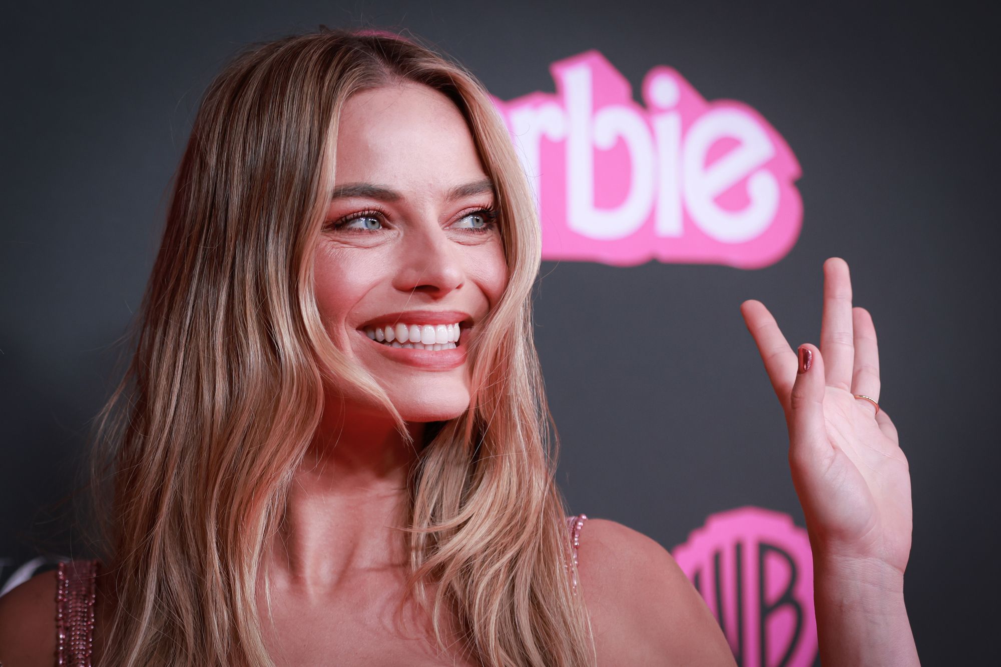 Margot Robbie: beauty look da Barbie non solo sul set