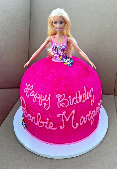 margot robbie's surprise barbie birthday cake﻿