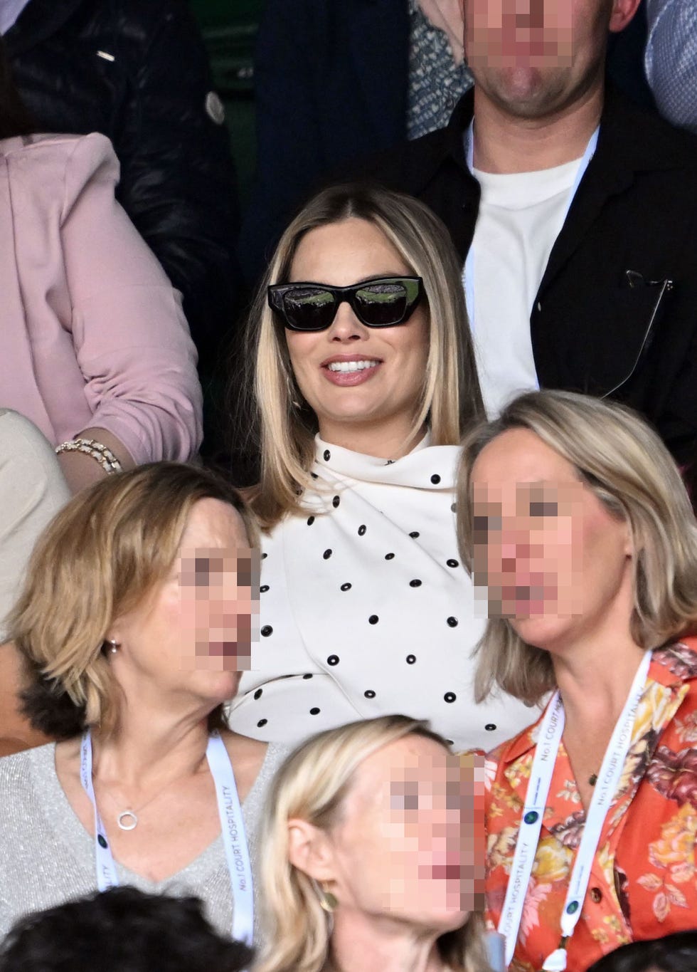 margot robbie luce embarazo en el torneo de tenis de wimbledon junto a su marido, tom ackerley