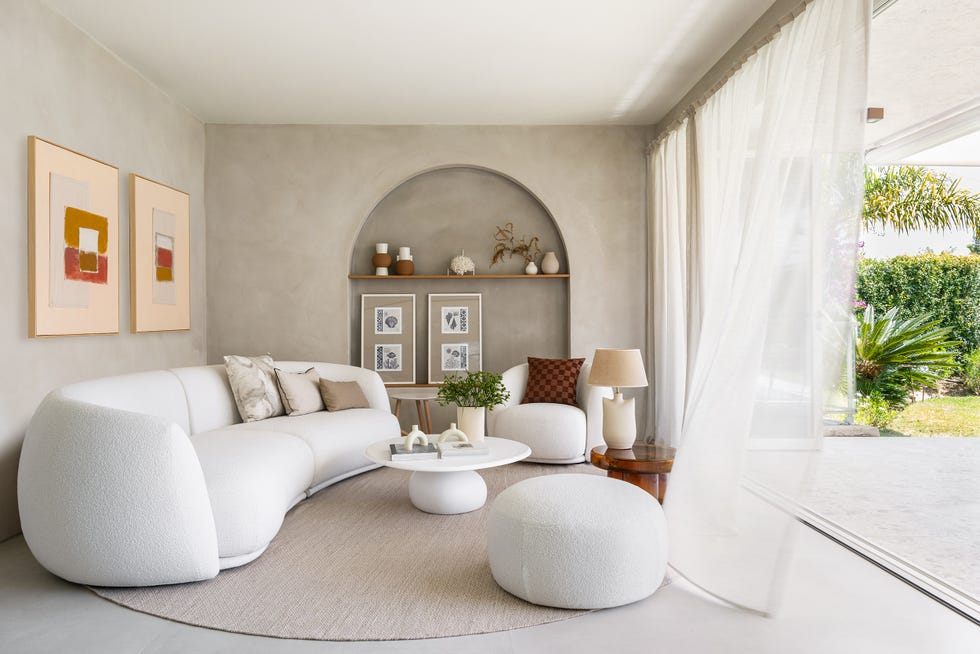 tendencias decoracion 2025 experta interiorismo: muebles con formas curvas