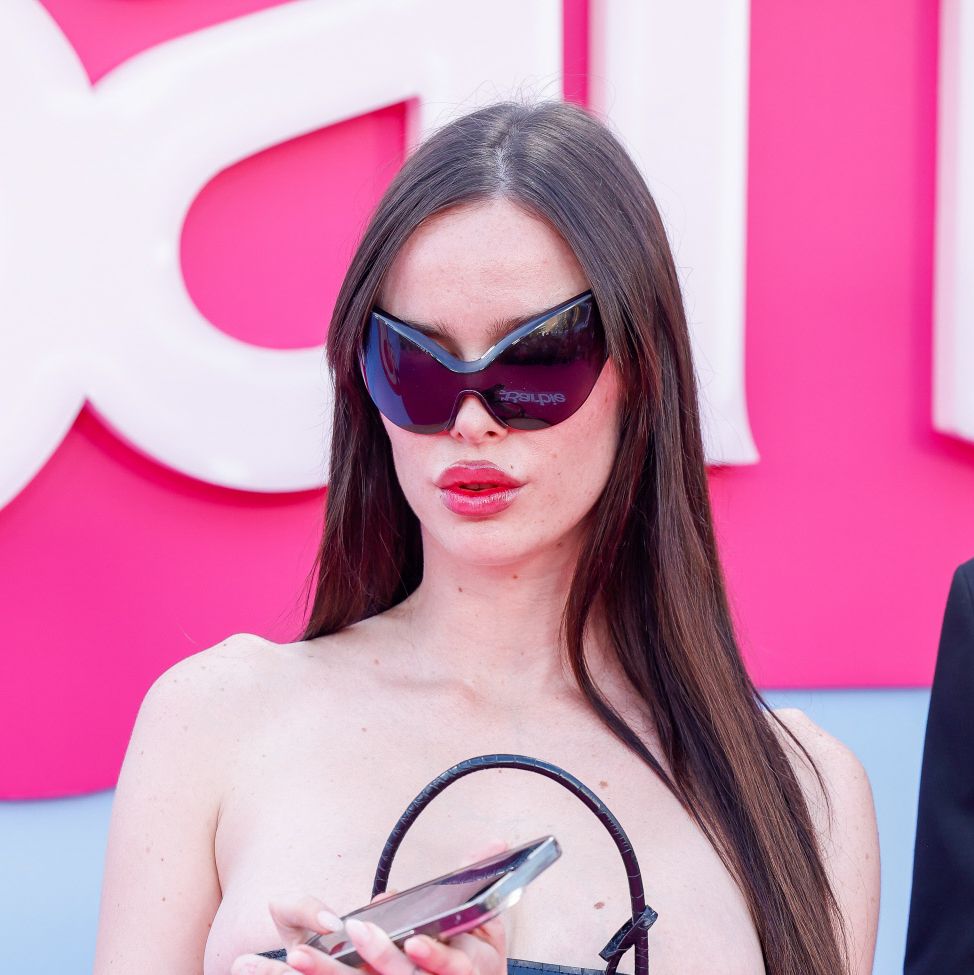 María Forqué y su provocador look para romper con el rosa total del estreno  de 'Barbie' en Madrid
