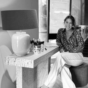 Maria Munoz de Fernando maria munoz de fernando ilustradora sentada junto a una mesa con lampara