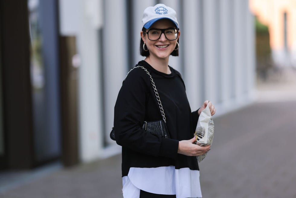 mujer comiendo una bolsa de patatas