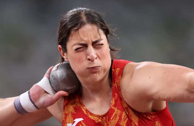 la atleta belén toimil lanzando el peso en tokio 2020