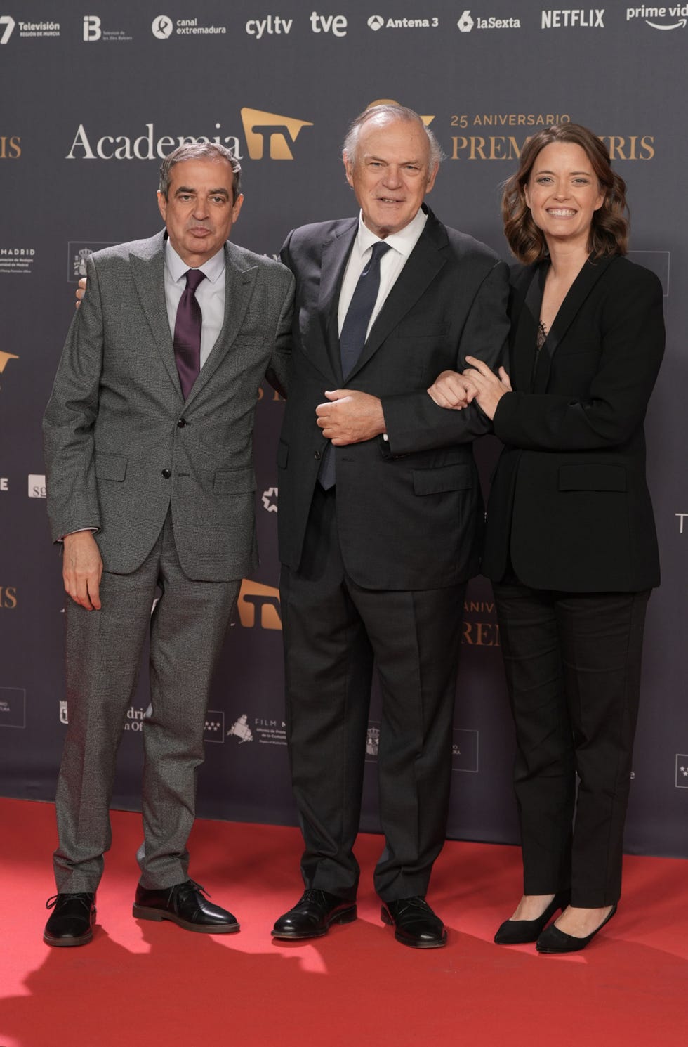 los tres compañeros de profesion posan en los premios iris