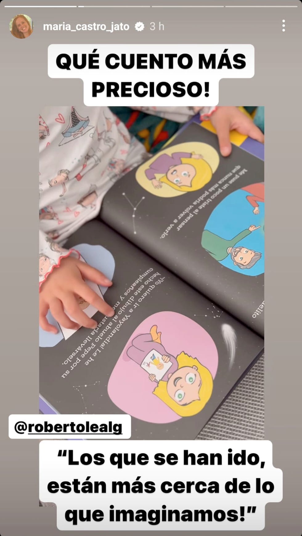 la hija de maria castro lee el libro 'el abuelo pepe' de roberto leal
