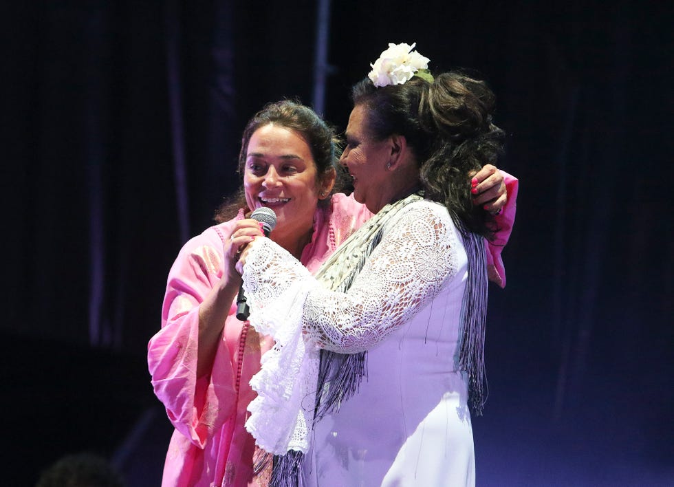 maria del monte en concierto en la feria de malaga 2024 junto a toni moreno sobre el escenario