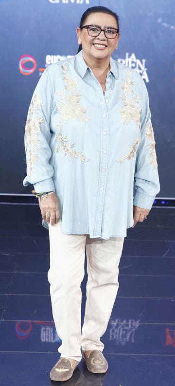 la cantante con camisa azul con bordados