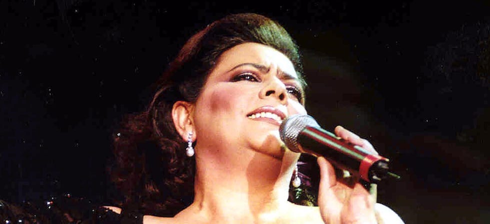 la cantante maria del monte durante un concierto en povoa de varzim portugal