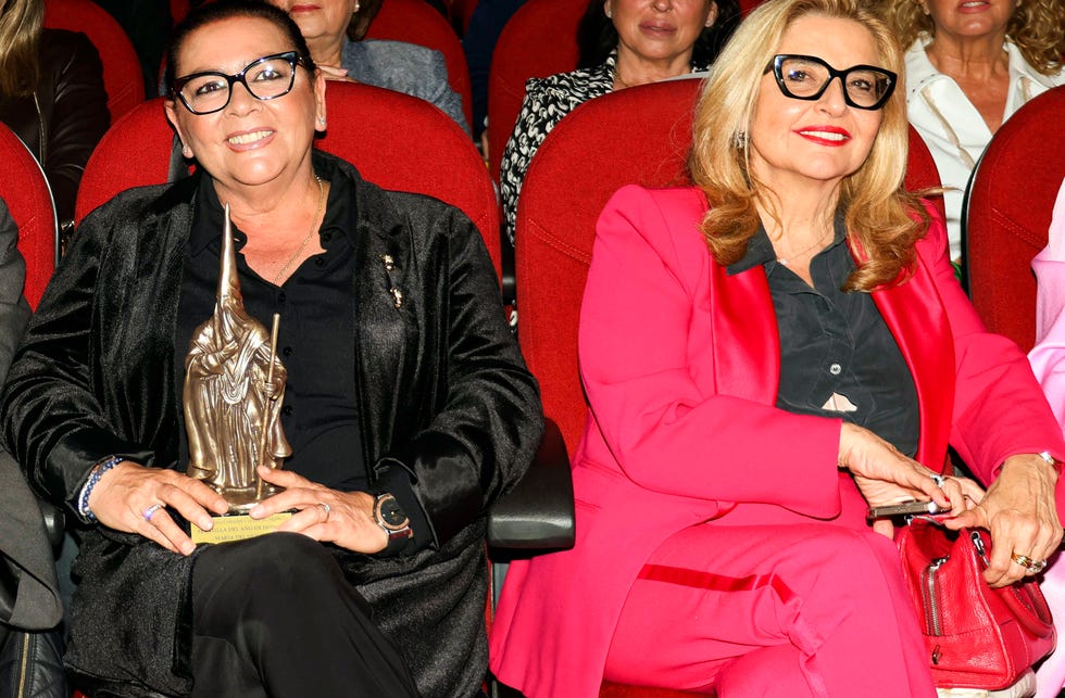 la cantante y su mujer sentadas en un patio de butacas en los premios cofrade