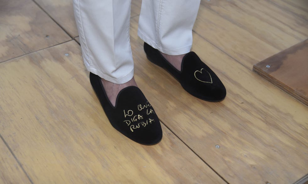 las loafers en terciopelo negro con la inscripcion 'lo que diga la rubia' y un corazon