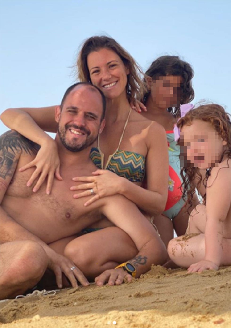 maría jesús ruiz posa con curro y sus hijas
