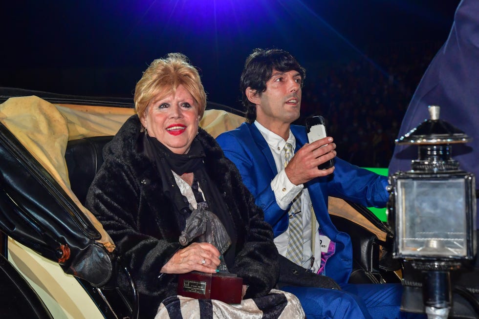 el cantante y su hijo en coche de caballos