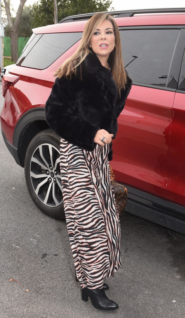 la mujer de jesus janeiro con falda de estampado animal y chaqueta de pelo