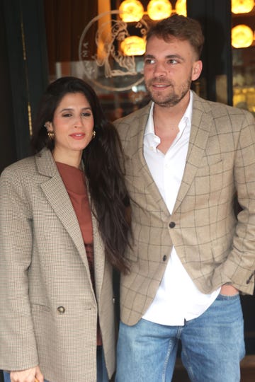 la pareja posa frente a la puerta de un restaurante en madrid
