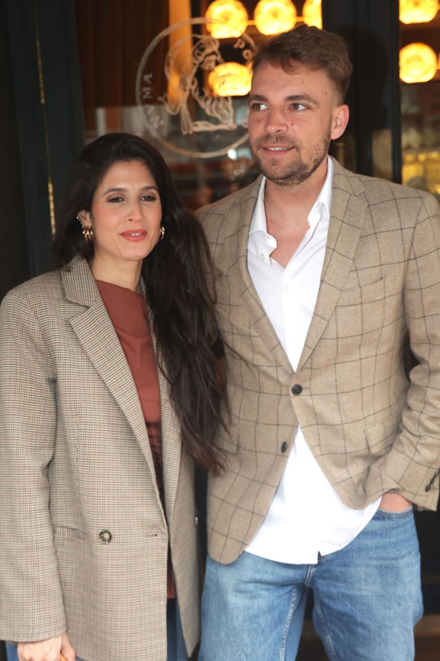 la pareja posa frente a la puerta de un restaurante en madrid