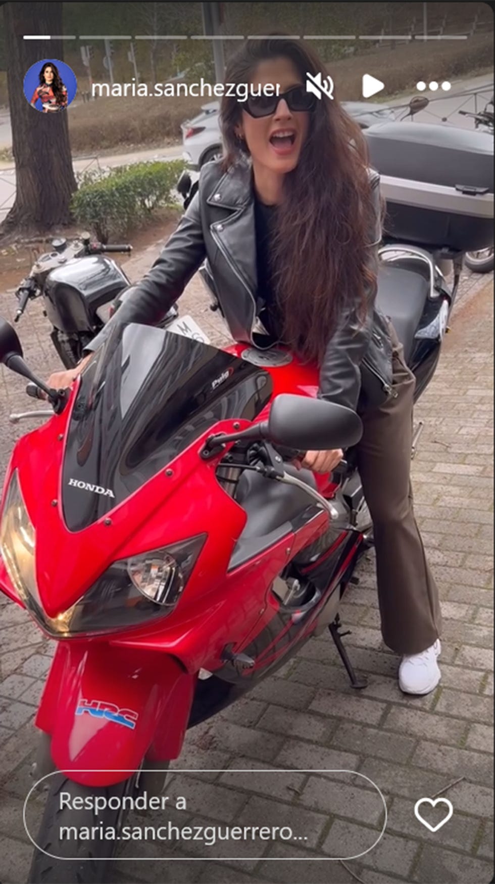 la novia de jose maria almoguera bromea montada en una moto