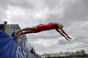 el triatleta español mario mola se lanza al agua para empezar el sector de natación en la prueba de hamburgo de las series mundiales de natación