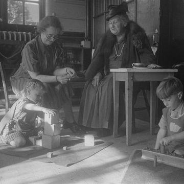 Chi è Maria Montessori, l’educatrice che con i suo metodo rivoluzionò la pedagogia