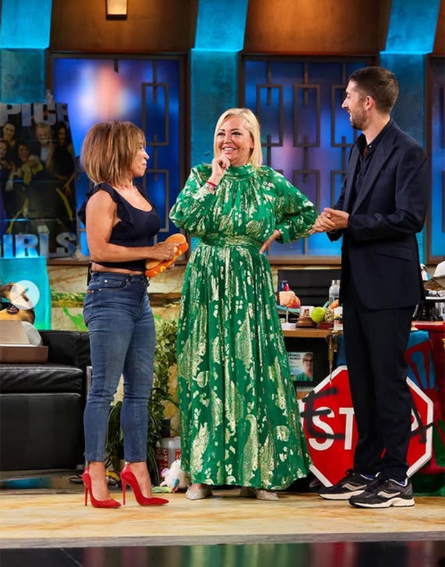 maria y belen presentan la familia de la tele en la revuelta
